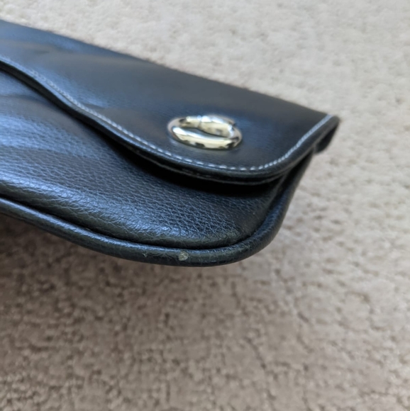 2 clutches w/magnetic closures - Picture 2 of 7